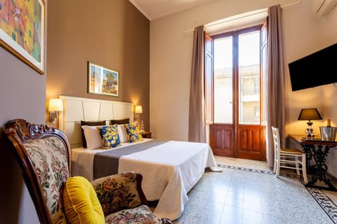 Bed, Photo of the whole room, City view, Street view