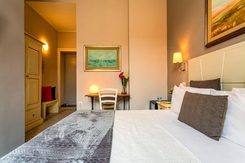 Bed, Photo of the whole room, Seating area, Bedroom