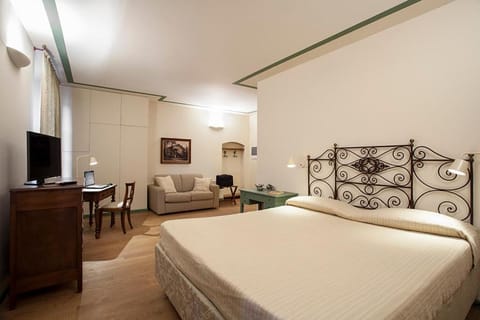 Bed, Photo of the whole room, Seating area, Bedroom