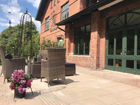Property building, Patio, Facade/entrance