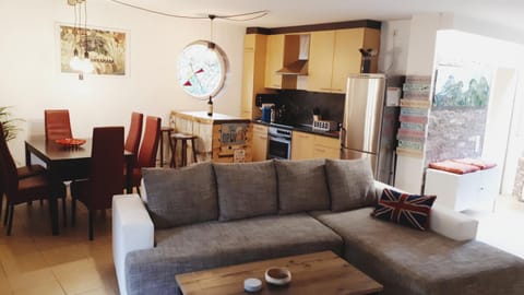 Living room, Lounge or bar, Seating area, Dining area