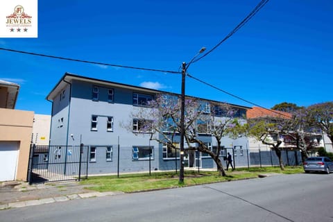 Property building, Day, Neighbourhood, Street view, Location, Parking