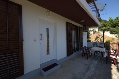 Property building, Patio, Day, View (from property/room), Balcony/Terrace, Dining area