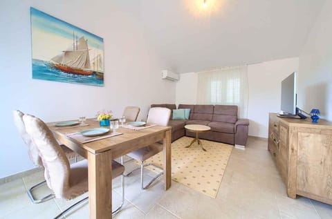Summer, TV and multimedia, Living room, Seating area, Dining area