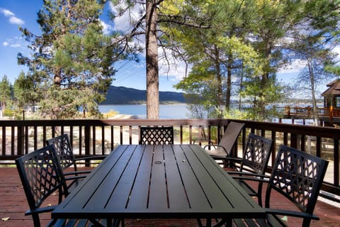 Property building, Patio, Balcony/Terrace, Lake view, Mountain view