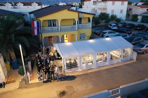 Property building, group of guests, Parking