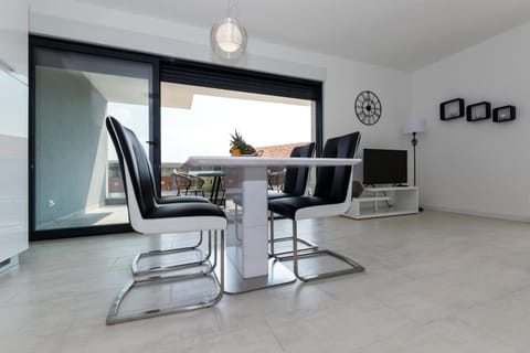 TV and multimedia, Dining area