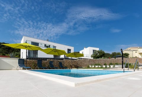 Property building, Day, Pool view, Swimming pool, sunbed