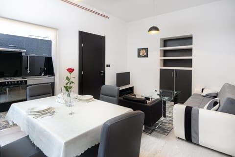 Communal lounge/ TV room, TV and multimedia, Living room, Photo of the whole room, Seating area, Dining area