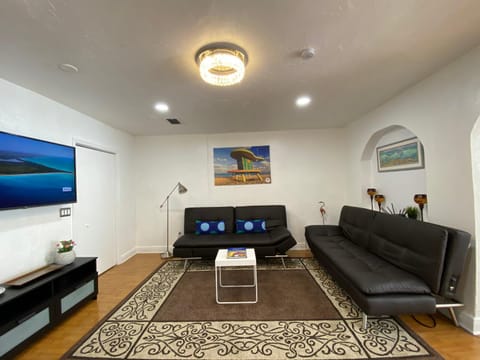 Communal lounge/ TV room, TV and multimedia, Living room, Seating area