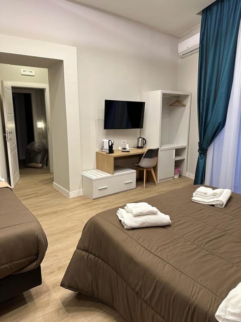 Property building, Communal lounge/ TV room, Bed, TV and multimedia, Bedroom, towels
