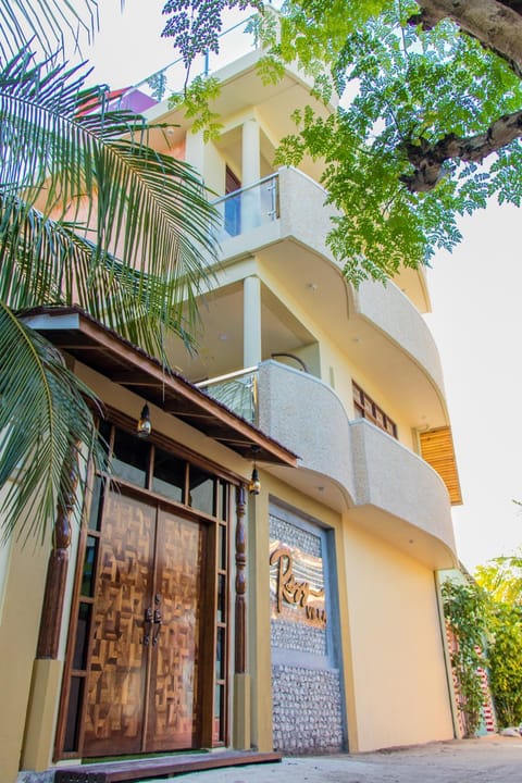 Facade/entrance
