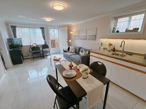 Kitchen or kitchenette, Living room, Seating area, Dining area