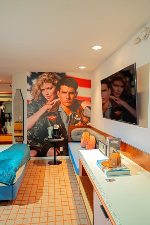 Bed, TV and multimedia, Living room, Photo of the whole room, Decorative detail, Seating area, Evening entertainment