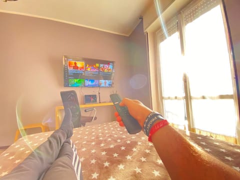 Bed, TV and multimedia, Photo of the whole room, Evening entertainment, Bedroom