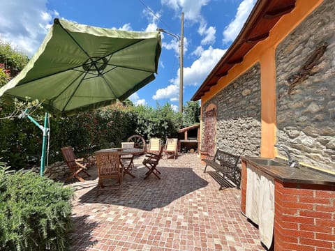 Property building, Patio, Day, Garden, Garden view, sunbed