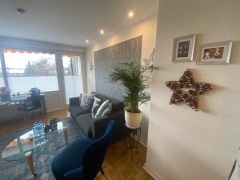 Apartment mit Sonnenbalkon und NETFLIX im Zentrum Apartment in Sankt Augustin