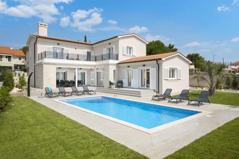 Property building, Pool view