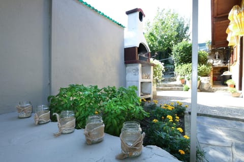 BBQ facilities, Garden, Dining area, Garden view, Inner courtyard view