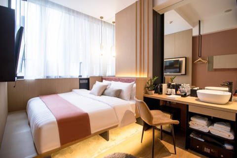 Bed, TV and multimedia, Photo of the whole room, Seating area, Bedroom