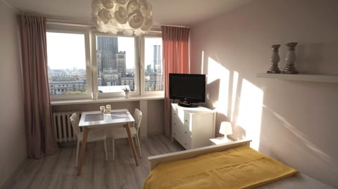 Communal lounge/ TV room, Living room, City view