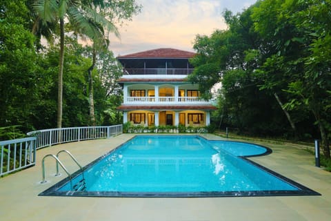 Property building, Swimming pool, Swimming pool