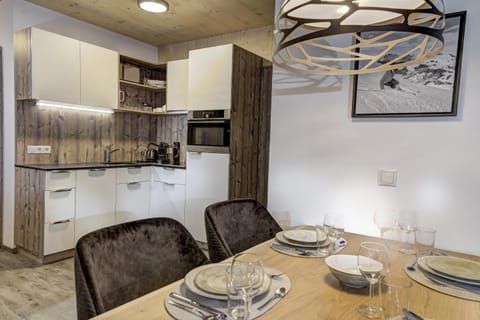 Kitchen or kitchenette, Dining area