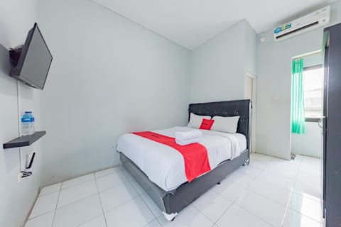 Bed, TV and multimedia, Bedroom