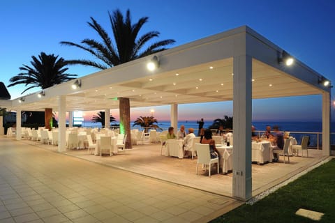 Restaurant/places to eat, Night, group of guests