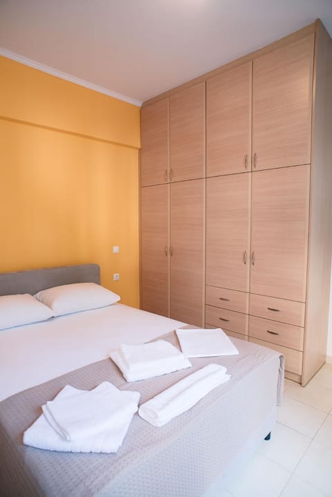 Bed, Bedroom, towels