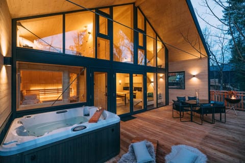 Hot Tub, Sauna, Balcony/Terrace