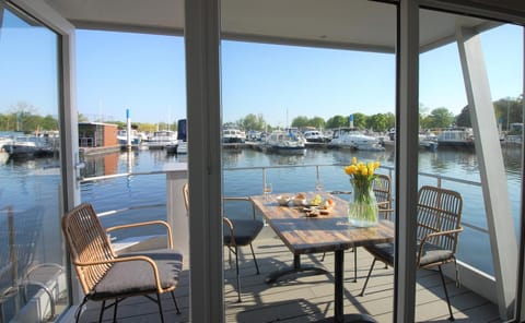 Spring, Balcony/Terrace, On site, Lake view