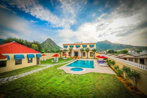 Property building, Garden, Balcony/Terrace, Pool view, Swimming pool