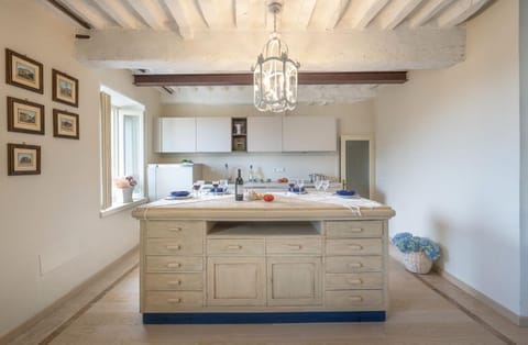 Kitchen or kitchenette, Dining area, pet friendly, stove