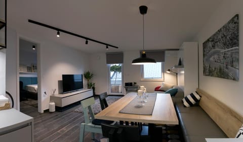Communal lounge/ TV room, TV and multimedia, Living room, Seating area, Dining area