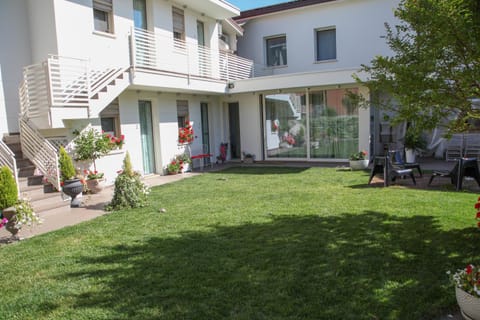 Property building, Patio, Spring, Garden, Garden view, Breakfast