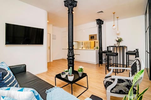 TV and multimedia, Living room, Seating area, Dining area