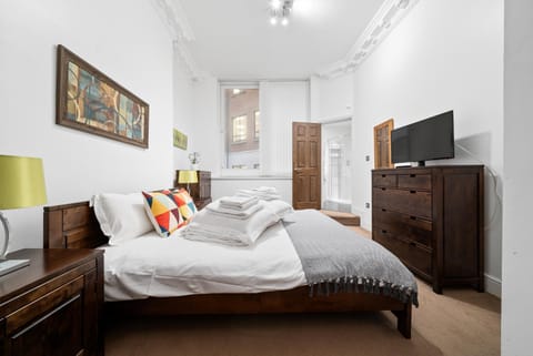 Property building, Bed, Bedroom, wardrobe