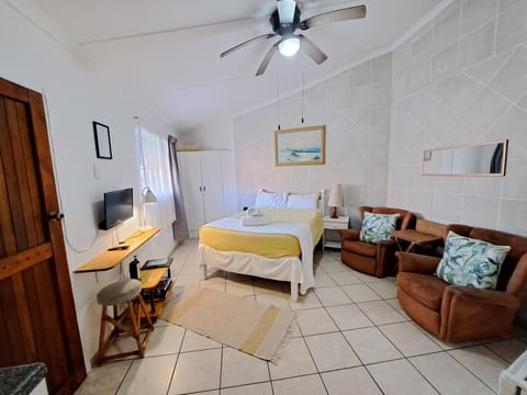 TV and multimedia, Seating area, Bedroom