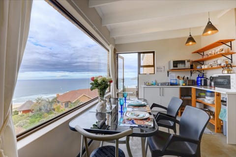 Coffee/tea facilities, Kitchen or kitchenette, Seating area, Dining area