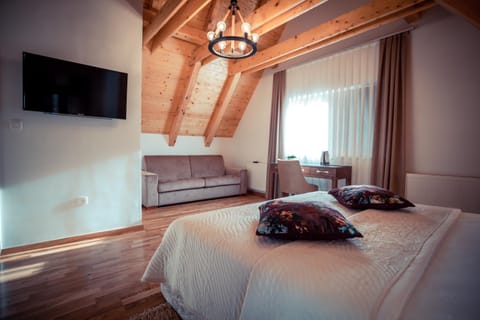 Bed, TV and multimedia, Photo of the whole room, Bedroom