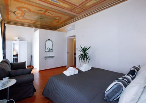 Bathroom, Coffee/tea facilities, Living room, Seating area, Bedroom