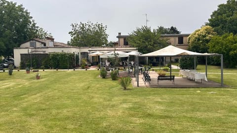 Property building, Spring, Day, People, Natural landscape, Garden, Garden view, group of guests