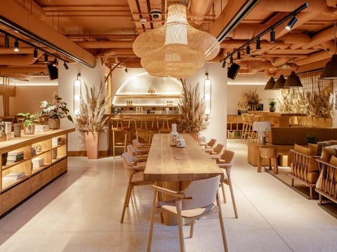 Restaurant/places to eat, Lounge or bar