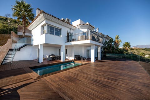 Property building, Patio, Balcony/Terrace, Mountain view