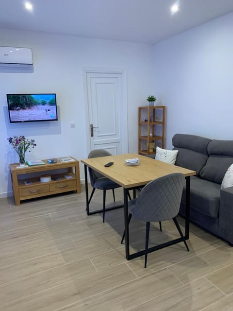 TV and multimedia, Living room, Seating area, Dining area, air conditioner