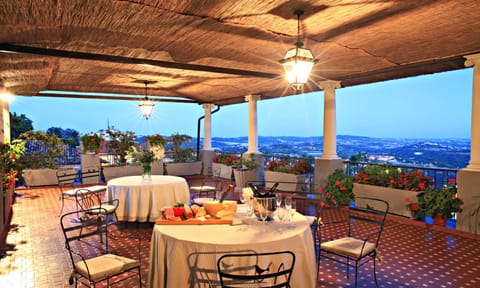 Restaurant/places to eat, Natural landscape, View (from property/room), Balcony/Terrace, Living room, Seating area