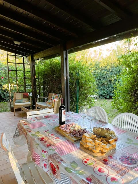 Property building, Day, Garden, Dining area, Food, Garden view, Breakfast, Lunch, Dinner