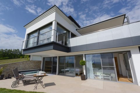 Property building, Hot Tub, sunbed