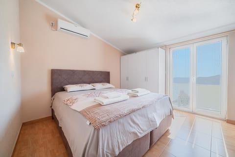 Bed, Photo of the whole room, Bedroom, towels, wardrobe, air conditioner